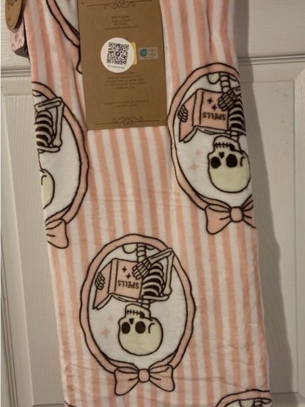 Happy Halloween BOO Pink Striped Skeleton Plush Throw Blanket
 50”X 70” (NWT) - Picture 5 of 6